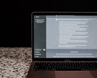 Un computer portatile con una finestra di chat basata sull’intelligenza artificiale aperta su uno sfondo scuro; immagine di repertorio che raffigura l’intelligenza artificiale on-premises senza il cloud.