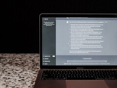 Un computer portatile con una finestra di chat basata sull’intelligenza artificiale aperta su uno sfondo scuro; immagine di repertorio che raffigura l’intelligenza artificiale on-premises senza il cloud.