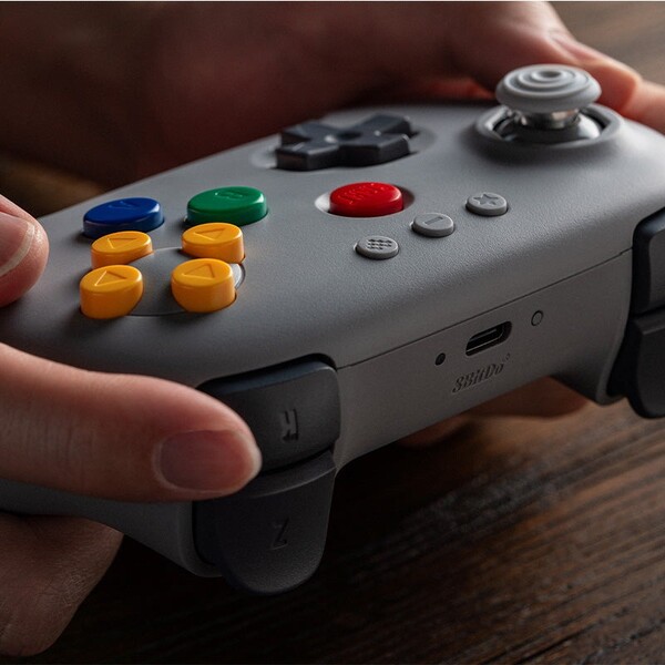 Il controller Bluetooth 8BitDo 64 in grigio classico ha pulsanti colorati come il controller N64 originale. (Fonte immagine: 8BitDo)