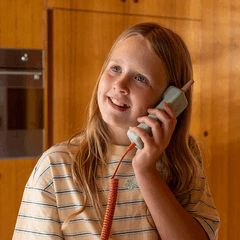 Il telefono wireless per bambini Waffle Home consente di ricevere chiamate solo dai contatti sicuri designati.