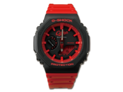 Il logo della carpa sull'orologio Casio G-Shock x Hiroshima Toyo Carp collab è accompagnato da indici e accenti rossi su uno sfondo nero. (fonte: Grande Mondo G-Shock)