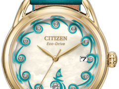 Il quadrante del nuovo orologio frutto della collaborazione tra Citizen e Moana presenta una finitura in madreperla.