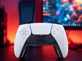 Il controller DualSense per PS5 ripreso davanti allo schermo di un PC