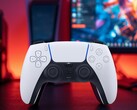 Il controller DualSense per PS5 ripreso davanti allo schermo di un PC