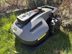 Mammotion Yuka Mini 800 nella stazione di ricarica