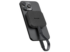 L&#039;NX-P4MG, compatibile con MagSafe, costa circa 188 dollari in Giappone. Nella foto: l&#039;SSD portatile collegato ad un iPhone. (Fonte: Nextorage)