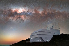 La più grande fotocamera al mondo da 3.200 MP immagina il cielo notturno presso l&#039;Osservatorio Vera C. Rubin di NSF-DOE, ora operativo. (Fonte: RubinObs/NOIRLab/SLAC/DOE/NSF/AURA/H. Stockebrand)