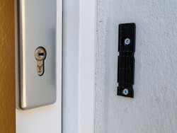 La piastra di montaggio può essere incollata o avvitata.