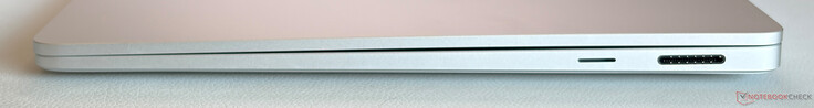 Destra: lettore di schede microSD-Express, porta Surface Connect