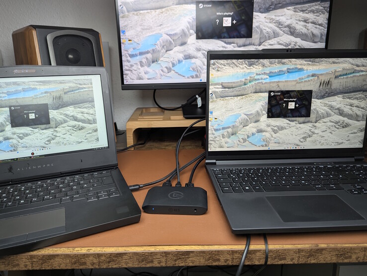 A sinistra: PC Capture (Elgato Studio); a destra: PC da gioco; sopra: monitor esterno