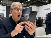 Il deepfake virale mostra Tim Cook come fan del Samsung Galaxy S25 Ultra. (Fonte immagine: X, Noah Cat, @Cartidise, screenshot).