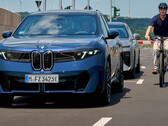 BMW Neue Klasse: protezione attiva per i ciclisti. La chiusura elettronica delle portiere impedisce ai passeggeri di aprire la portiera quando si avvicina un ciclista.