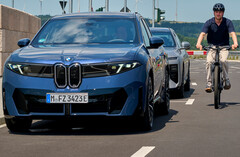 BMW Neue Klasse: protezione attiva per i ciclisti. La chiusura elettronica delle portiere impedisce ai passeggeri di aprire la portiera quando si avvicina un ciclista.