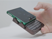 Galaxy Z Flip 5 con una custodia personalizzata e tastiera BlackBerry in una mano