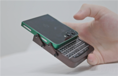 Galaxy Z Flip 5 con una custodia personalizzata e tastiera BlackBerry in una mano