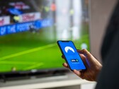 Una mano tiene in mano uno smartphone con l'app VPN aperta