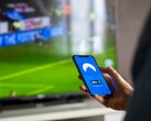 Una mano tiene in mano uno smartphone con l'app VPN aperta