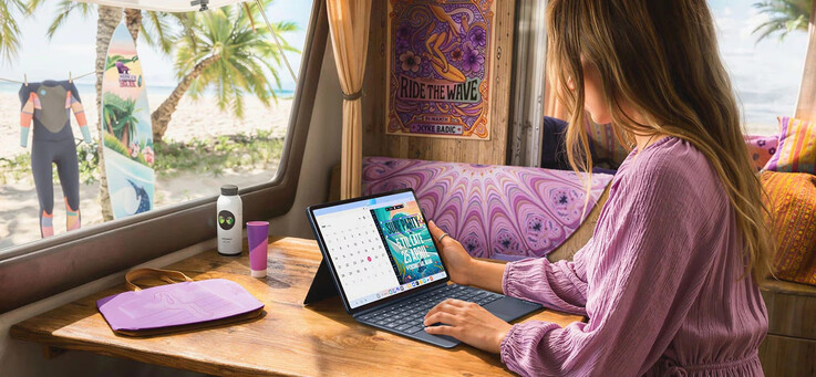 Lenovo Yoga Tab Gen 2 raffigurato in un contesto di vita quotidiana