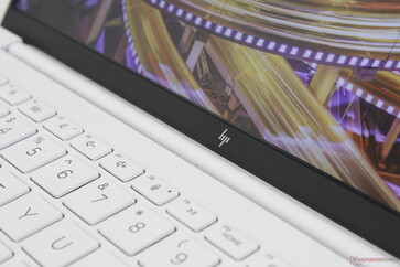 Le cerniere non sono molto robuste, ma il coperchio è così leggero che traballare non è un problema