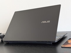 Il nuovo Asus V16 offre un buon valore per meno di 1000 dollari, ma la sua custodia interamente in plastica è un punto a sfavore
