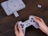 Il kit mod 8BitDo per il controller PlayStation originale aggiunge il supporto Bluetooth e una batteria ricaricabile. (Fonte: 8BitDo)