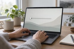 Le mani sulla tastiera di un computer portatile, un cursore all’estrema sinistra dello schermo