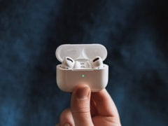 SPR AVS (Spatial Relay Audio-Visual Sync) è stato implementato per la prima volta da Apple in iPhone 17, AirPods Pro 3 e Vision Pro. Nella foto - gli AirPods Pro. (Fonte immagine: Omid armin su Unsplash)