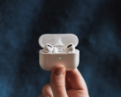 SPR AVS (Spatial Relay Audio-Visual Sync) è stato implementato per la prima volta da Apple in iPhone 17, AirPods Pro 3 e Vision Pro. Nella foto - gli AirPods Pro. (Fonte immagine: Omid armin su Unsplash)