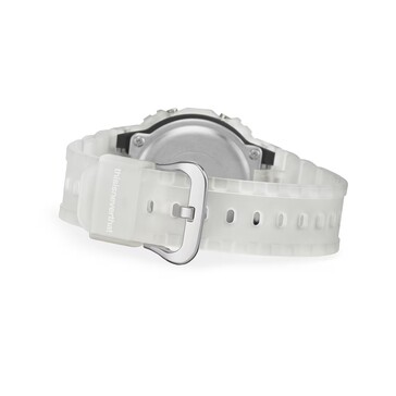 Vista posteriore del cinturino in resina traslucida e della fibbia del G-Shock DW-5600TNT-7.
