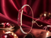 Il bracciale Inllie Luna Light in finitura oro con accenti di moissanite rossa 