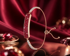Il bracciale Inllie Luna Light in finitura oro con accenti di moissanite rossa 