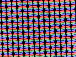 Il display LC utilizza una classica matrice di sub-pixel RGB composta da un diodo a emissione luminosa rosso, uno blu e uno verde.