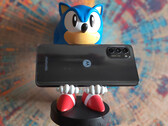 L'Edge 30 Neo dovrebbe essere un'alternativa di fascia alta al Moto G82, nella foto. (Fonte: NotebookCheck)