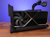 La RTX 4090 FE si adatta a malapena a un alloggiamento esterno per GPU Razer Core X Chroma. (Fonte: Jarrod's Tech)