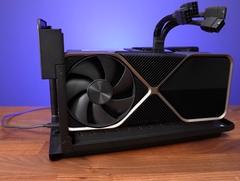 La RTX 4090 FE si adatta a malapena a un alloggiamento esterno per GPU Razer Core X Chroma. (Fonte: Jarrod's Tech)