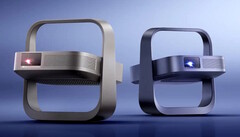 I proiettori Elfin Flip 4K (a sinistra) e Flip Laser si ripiegano in un'unità verticale compatta per essere conservati.