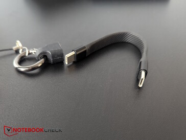 ... un cavo USB-C corto e molto veloce per i dati e l'alimentazione (fino a 240 W)