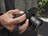 La Micro Clutch di Peak Design è particolarmente utile per quelle fotocamere retrò che sacrificano la funzionalità a favore dell'estetica. (Fonte: Peak Design)