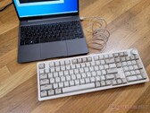 JamesDonkey RS2 è una moderna tastiera meccanica wireless con un look retrò anni '90