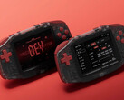 L’edizione speciale per sviluppatori del Konkr Pocket Advance presenta pulsanti rossi e un guscio traslucido.