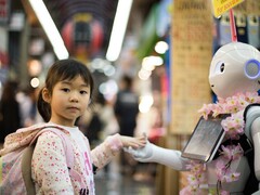 Princeton mette in guardia dagli attacchi di manipolazione del contesto agli agenti AI Web3. Nella foto: Una ragazza che tiene la mano di un robot (Fonte immagine: Andy Kelly, Unsplash)