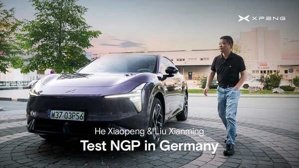 He Xiaopeng, amministratore delegato e presidente di Xpeng, e Liu Xianming, responsabile del General Intelligence Center (GIC) di Xpeng, stanno testando l’NGP nel traffico tedesco.