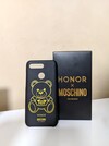 Uno sguardo al case Moschino Edition e alla sua confezione