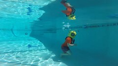 Lo youtuber testa il suo casco da immersione auto-stampato nella sua piscina