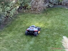Luba 2 mini AWD 1000 al lavoro, al crepuscolo con le luci accese.