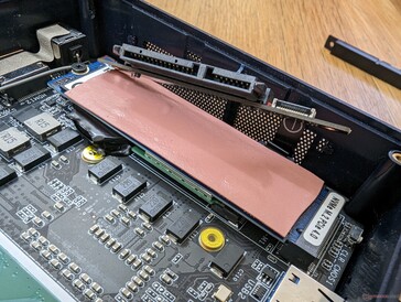 Slot primario M.2 2280 PCIe4 x4 NVMe + alloggiamento secondario SATA III da 2,5" sulla parte superiore. Il modulo WLAN rimovibile si trova sotto l'SSD M.2