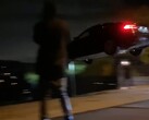 Un video corrispondente su YouTube mostra una Tesla Model S che vola in aria prima di schiantarsi contro diverse auto parcheggiate (Immagine: Alex Choi, YouTube)