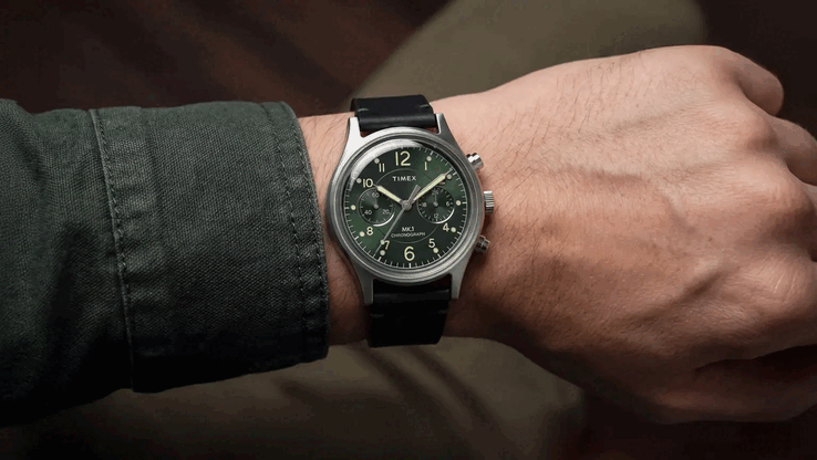 Gli orologi vengono forniti con cinturini in pelle da 20 mm dotati di barrette a sgancio rapido e garantiscono un'impermeabilità fino a 50 metri.