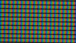 La griglia dei subpixel è leggermente sfocata sotto la superficie opaca del display.