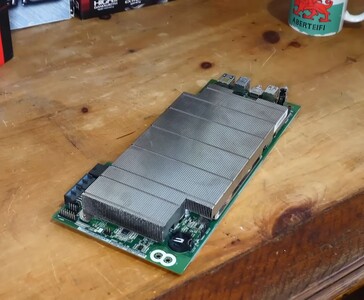 Scheda AMD BC250 con un grande dissipatore passivo. (Fonte: Budget-Builds Official via YouTube)